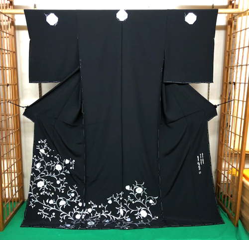 金彩友禅 和田光正謹製の上品な黒留袖をご紹介いたします。 - 着物の 
